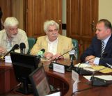 Справа-налево: губернатор Калининградской области Николай Цуканов, генеральный продюсер фестиваля Давид Смелянский и руководитель курса Школы-студии МХАТ Дмитрий Брусникин